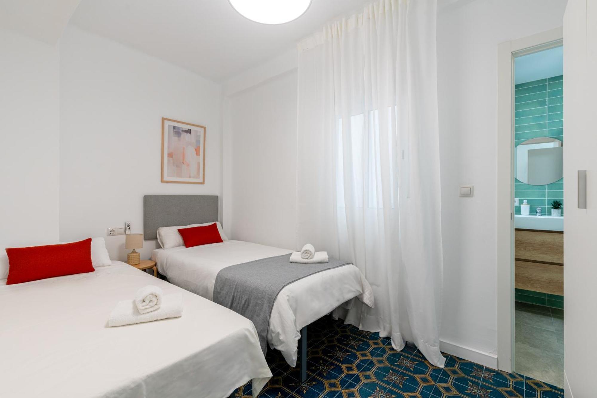 Piso Elegante Y Nuevo De 3 Habitaciones Y 2 Banos Seville Luaran gambar