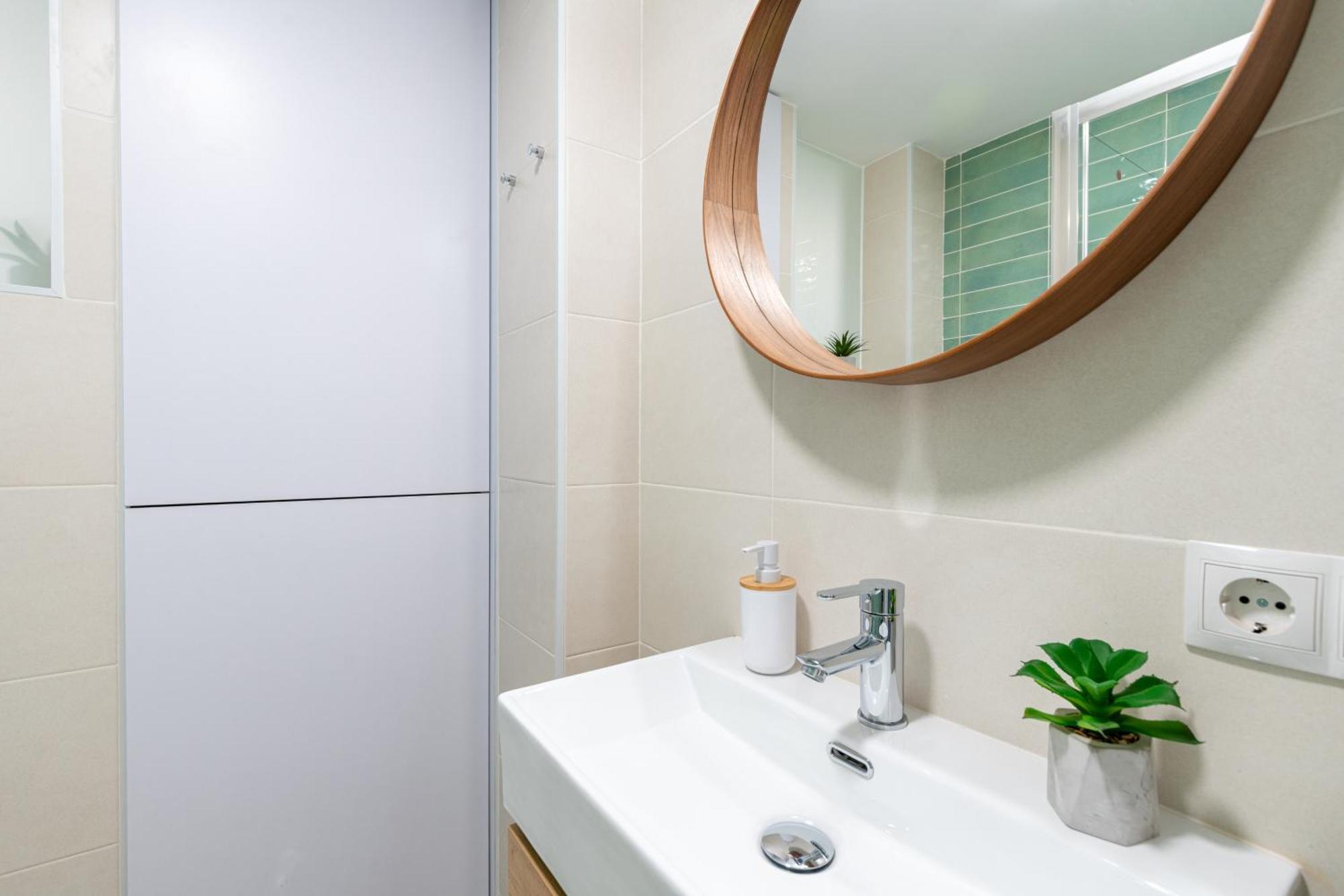 Piso Elegante Y Nuevo De 3 Habitaciones Y 2 Banos Seville Luaran gambar